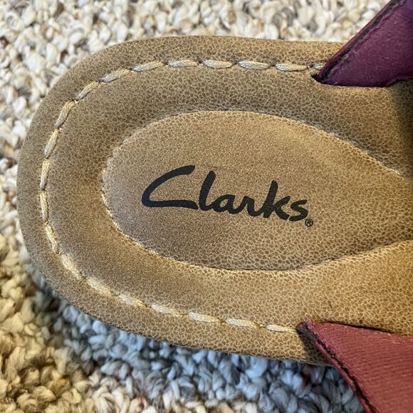 Clarks Womens Thong Sandals Size 7 M Pink Studded Leather Low Wedge Slip On - Picture 8 of 11